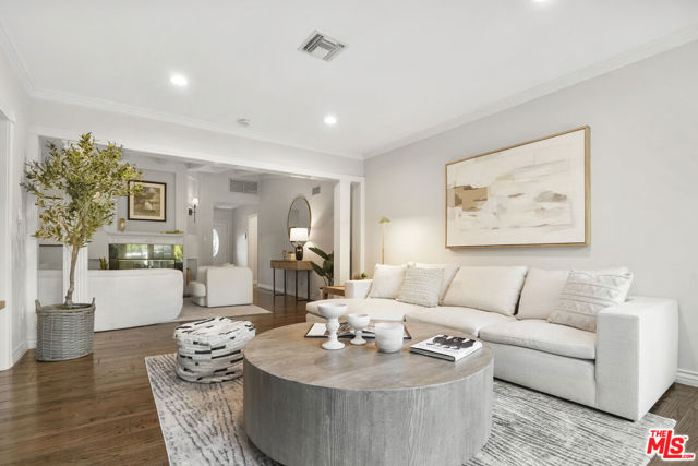 6002 Jumilla Avenue, Woodland Hills CA: https://media.crmls.org/mediaz/cd2864a1-7535-4a9f-8e5f-9e4ffb18f639.jpg
