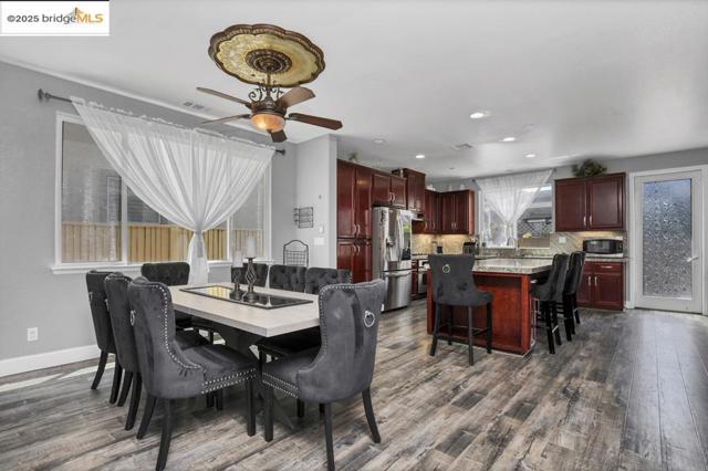 25 Solitude Ct, Oakley CA: https://media.crmls.org/mediaz/cd298244-c59c-4462-9fb9-c6817c0da976.jpg