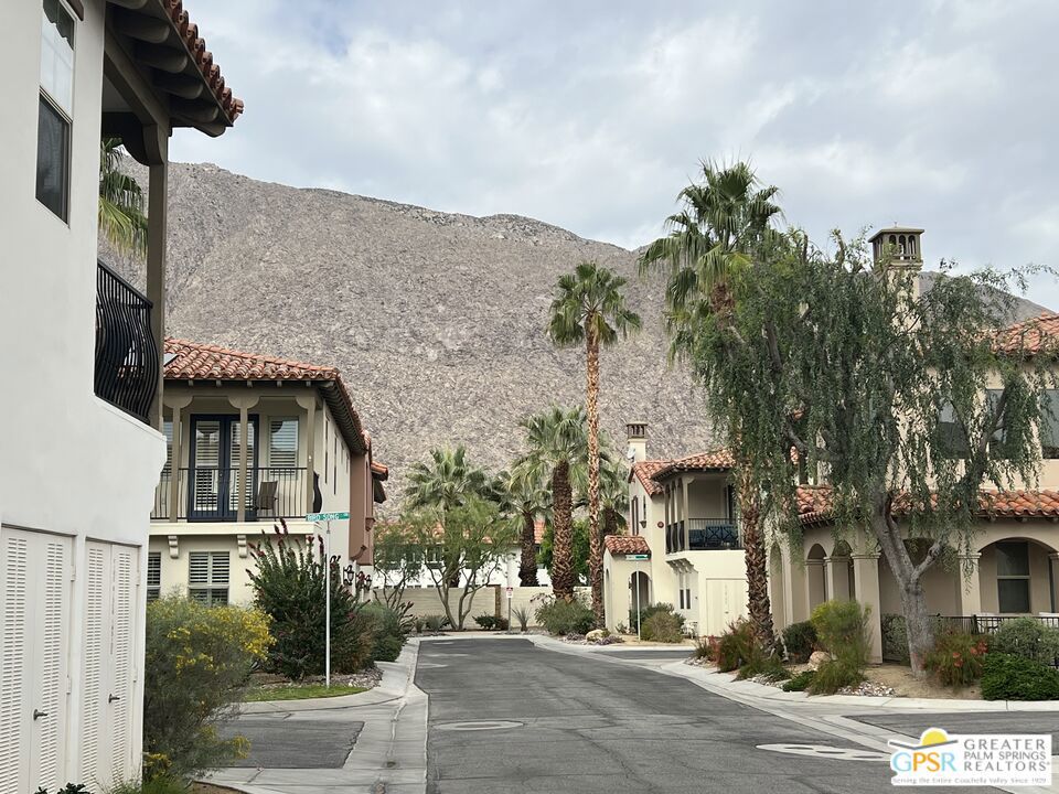 https://media.crmls.org/mediaz/cd299240-9a85-478d-81c6-b1f86e3f1754.jpg?preset=X-Large