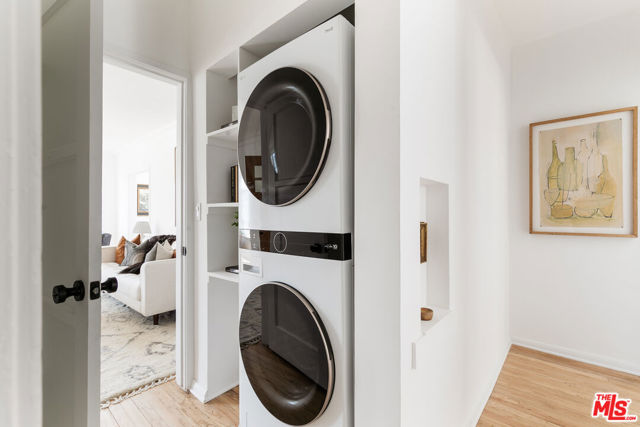 519 1/2 Rose Avenue, Venice CA: https://media.crmls.org/mediaz/cd2aeefd-e2e7-47dd-9a72-8b840ed35b22.jpg