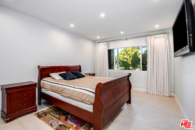 16601 Park Lane Circle, Los Angeles CA: https://media.crmls.org/mediaz/cd2c19f7-3e2f-4daf-b3f5-b48f20e69b8b.jpg