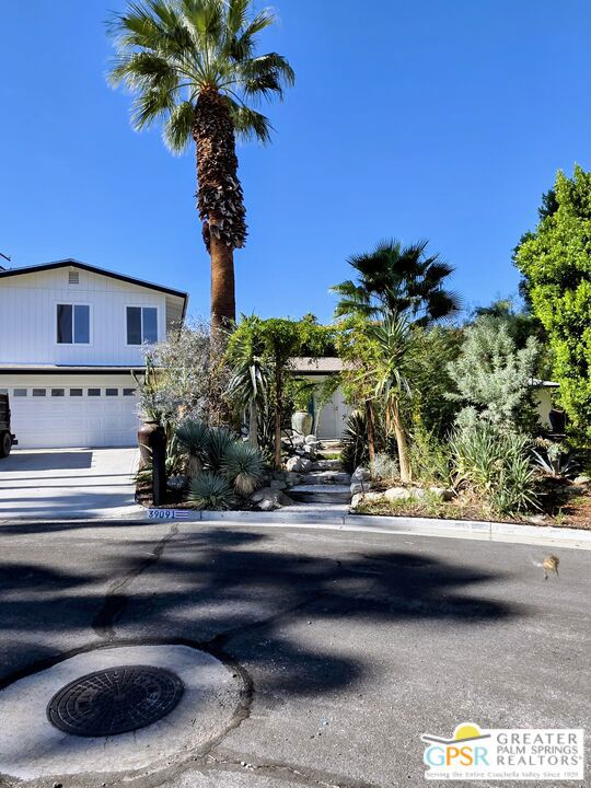 39091 Paradise Way, Cathedral City CA: https://media.crmls.org/mediaz/cd2e4cef-368a-447b-b493-d0f91e4ca173.jpg