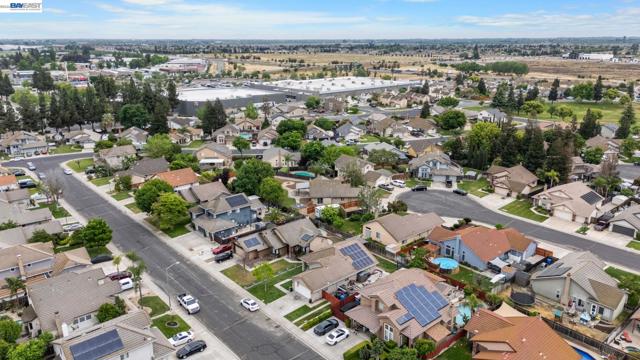 502 Chablis Way, Manteca CA: https://media.crmls.org/mediaz/cd2eb75d-4481-403c-b05a-5b8979ab62cd.jpg