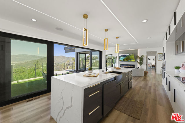 7308 Pacific View Drive, Los Angeles CA: https://media.crmls.org/mediaz/cd2ec1cf-3c98-4a94-ba18-04d5e1046e59.jpg