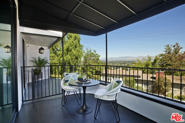 3712 Berry Drive, Studio City CA: https://media.crmls.org/mediaz/cd2efa21-18d6-4367-ac06-26aaf4d4052b.jpg