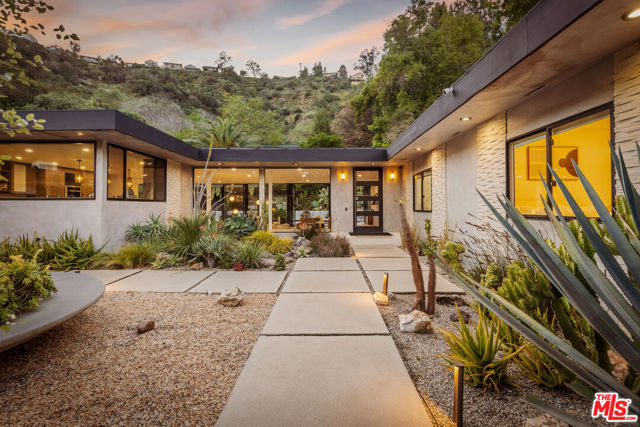 9991 Liebe Drive, Beverly Hills CA: https://media.crmls.org/mediaz/cd2fcb8d-24b9-49f8-b944-fd6a88bf9711.jpg