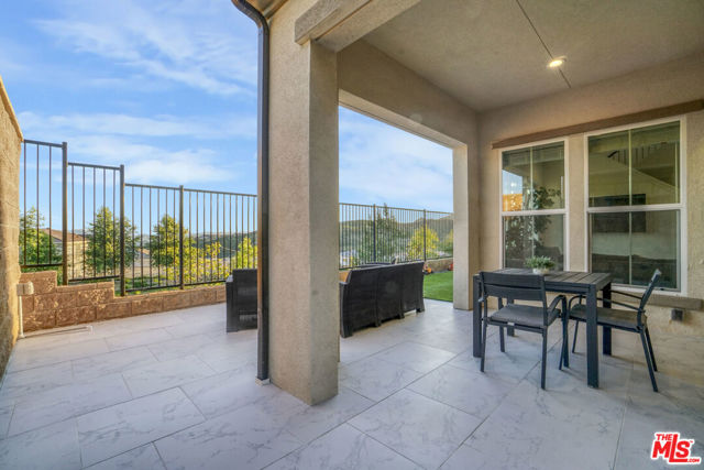 20818 W Bur Oak Circle, Porter Ranch CA: https://media.crmls.org/mediaz/cd2fd84d-f731-423b-a197-40343aa1e1d3.jpg
