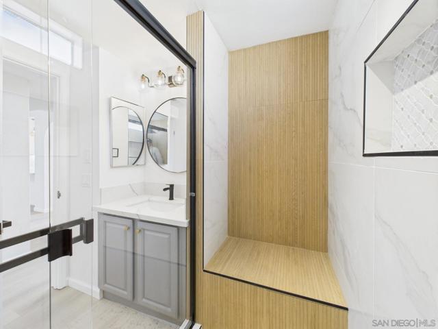 670 Bel Air Dr W, Vista CA: https://media.crmls.org/mediaz/cd300ccf-0172-421b-97d4-6a86f2bc57e0.jpg