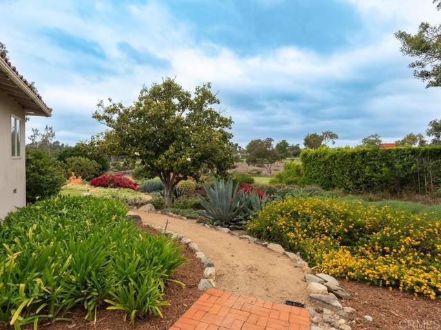 6418 Paseo Delicias, Rancho Santa Fe CA: https://media.crmls.org/mediaz/cd303e4f-6ed2-4e61-923c-b80738a151e5.jpg