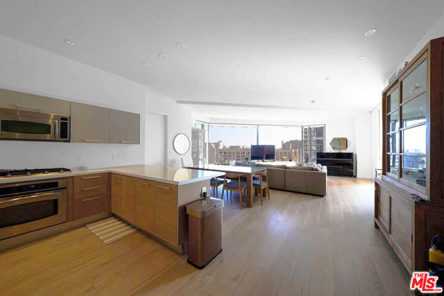 801 S Grand Avenue, Los Angeles CA: https://media.crmls.org/mediaz/cd307cfd-68ad-4fbe-8637-37dfe9ee9fdc.jpg