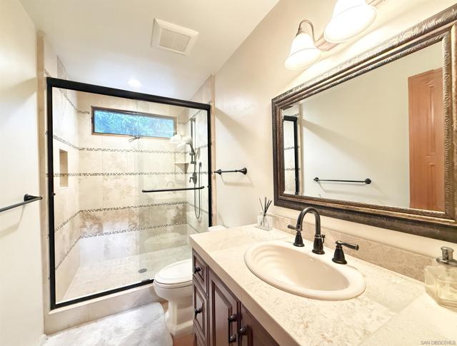 16722 Via Lago Azul, Rancho Santa Fe CA: https://media.crmls.org/mediaz/cd31436c-6888-4b62-bf9c-cacddbad3127.jpg