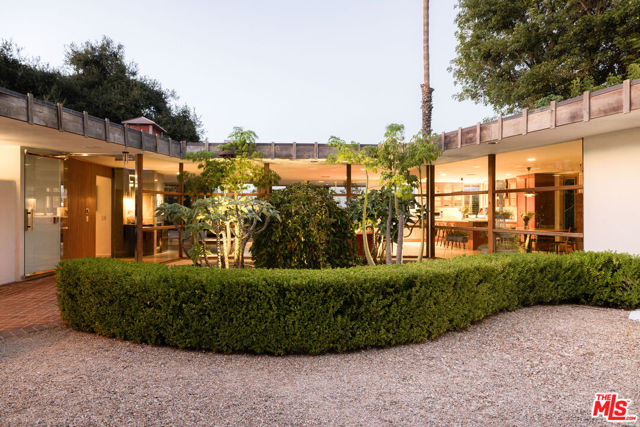 3307 Bonnie Hill Drive, Los Angeles CA: https://media.crmls.org/mediaz/cd31cf00-cece-4c6e-9e53-f187969fc236.jpg