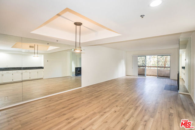 410 S Barrington Avenue, Los Angeles CA: https://media.crmls.org/mediaz/cd31da3b-08b4-420b-8991-18ee2332c775.jpg