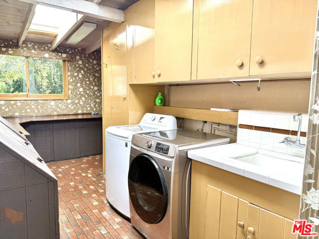 1754 Mandeville Canyon Road, Los Angeles CA: https://media.crmls.org/mediaz/cd332c83-f079-4088-99cd-469b698aaae0.jpg