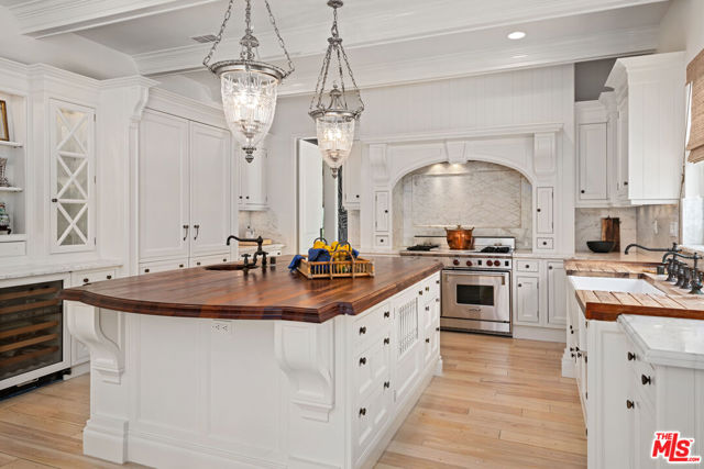 28870 Hampton Place, Malibu CA: https://media.crmls.org/mediaz/cd340435-dc29-4b69-b170-9e8a3ea89f52.jpg