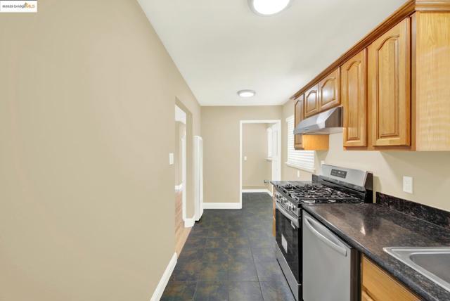 2125 102Nd Ave, Oakland CA: https://media.crmls.org/mediaz/cd34b074-027b-45ab-a694-766c0398dd47.jpg