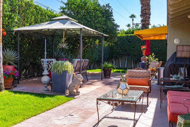 444 N Burton Way, Palm Springs CA: https://media.crmls.org/mediaz/cd3595a2-a2e5-45ba-bafd-170d5235ec55.jpg