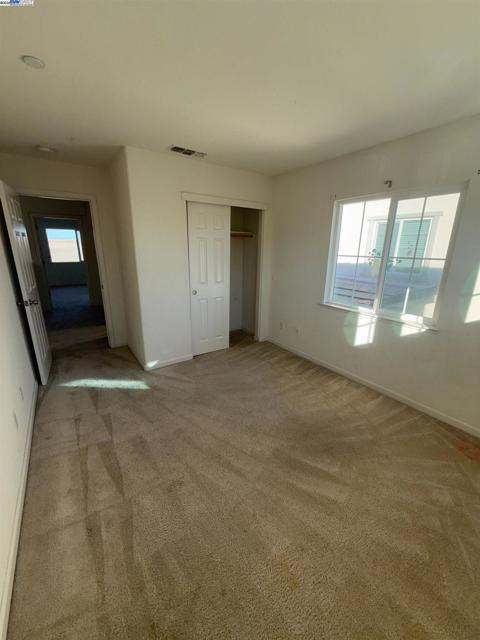 2746 Gracie Pl, Fairfield CA: https://media.crmls.org/mediaz/cd378a50-5953-434f-b980-fa8b5b9707df.jpg
