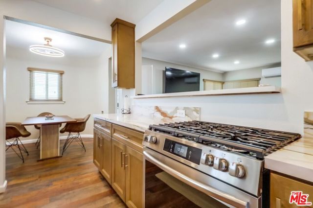 7220 10th Avenue, Los Angeles CA: https://media.crmls.org/mediaz/cd38d79c-36f3-442d-a96a-46689dbd25b4.jpg