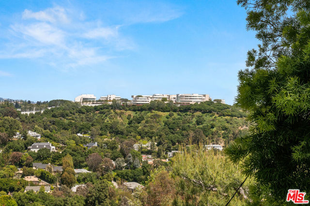 1018 N Tigertail Road, Los Angeles CA: https://media.crmls.org/mediaz/cd3a2e5b-fe3a-4749-94bc-97128dffe543.jpg