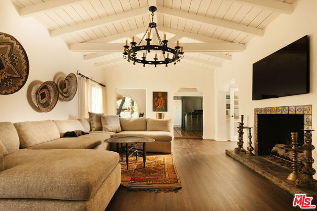 1907 S Mesa Drive, Palm Springs CA: https://media.crmls.org/mediaz/cd3b2e5e-25c1-4604-aacd-97cc1610f4e9.jpg