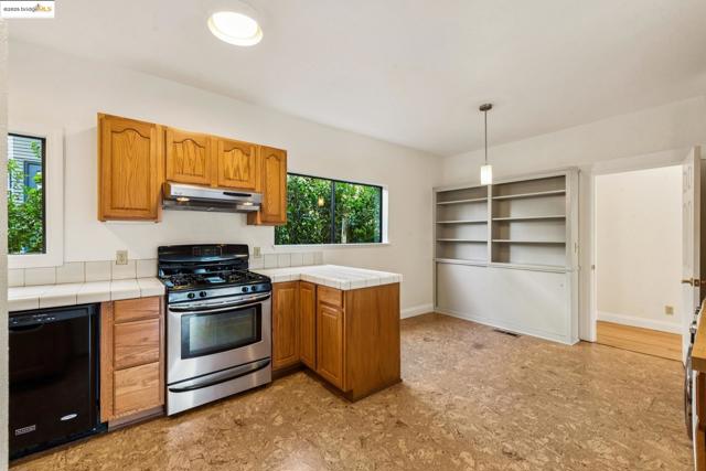 1521 Josephine St, Berkeley CA: https://media.crmls.org/mediaz/cd3beded-a4aa-41c5-af28-d1e72315c86c.jpg