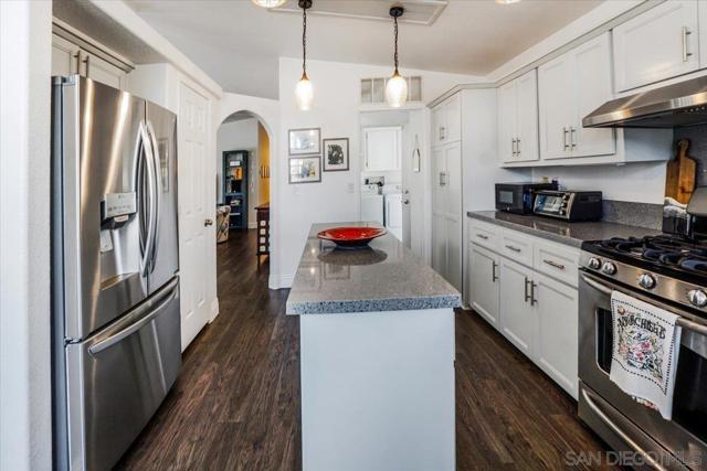 7241 San Luis St, Carlsbad CA: https://media.crmls.org/mediaz/cd3d8274-2c31-4f47-abf8-92fd70bb22b4.jpg