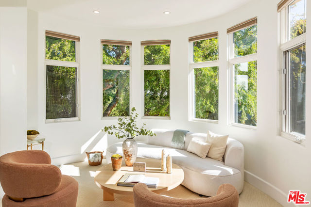 739 20th Street, Santa Monica CA: https://media.crmls.org/mediaz/cd3dc0cf-efa9-4a5d-a09f-8a28c9e648c4.jpg