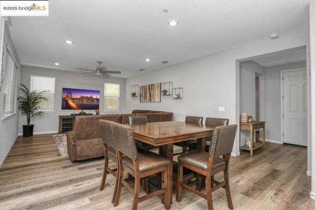 497 Tintori Ct, Brentwood CA: https://media.crmls.org/mediaz/cd3e02a8-8834-4775-8bf2-95dc280df7a9.jpg