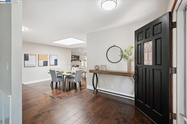 3186 Berkshire Ct, Pleasanton CA: https://media.crmls.org/mediaz/cd3ea1da-e70a-476f-b987-93559821c0ee.jpg