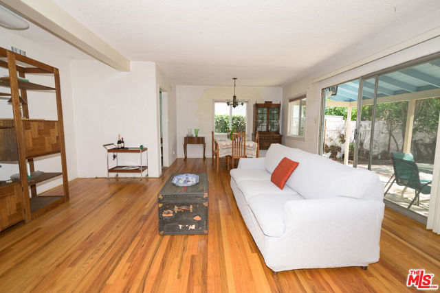 15404 Leadwell Street photo 7