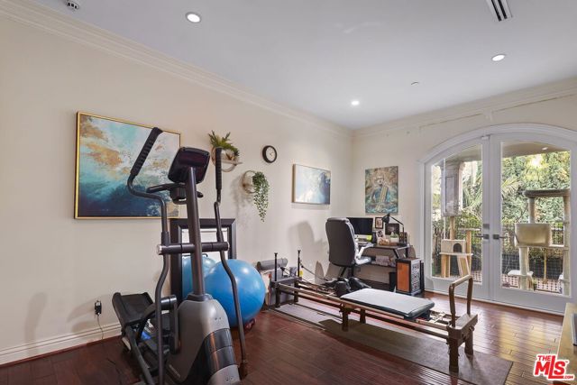 156 S Clark Drive, Beverly Hills CA: https://media.crmls.org/mediaz/cd3f6acf-7929-41ac-9576-382fd7e5c98a.jpg