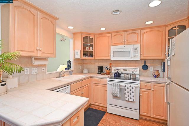 2748 Tice Creek Dr, Walnut Creek CA: https://media.crmls.org/mediaz/cd3f7908-773c-4e59-a247-aebcf1efc107.jpg