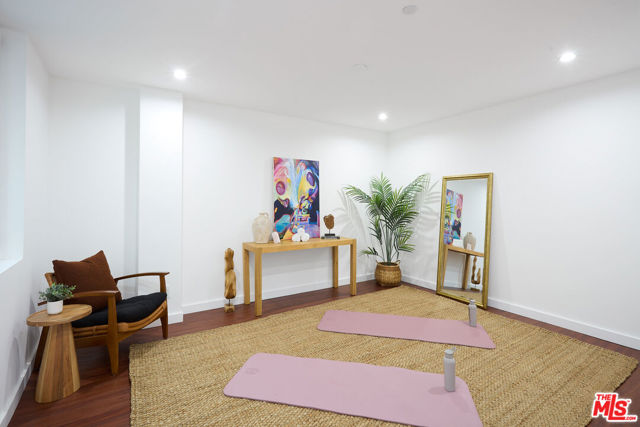 5106 Pacific Avenue, Marina del Rey CA: https://media.crmls.org/mediaz/cd3fb495-08cb-418a-9cc3-0efd2bcbfd48.jpg