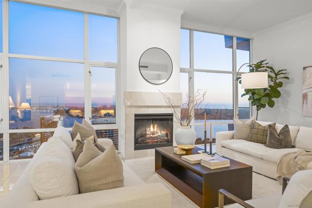 550 Front St, San Diego CA: https://media.crmls.org/mediaz/cd3fb626-96a4-4513-b571-b2465e499461.jpg