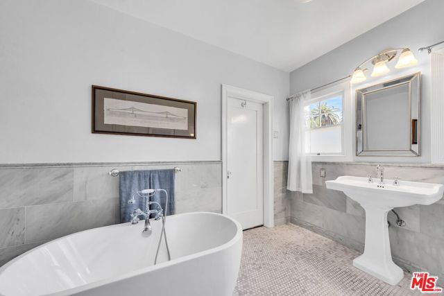 1709 Buckingham Road, Los Angeles CA: https://media.crmls.org/mediaz/cd402b33-a0e7-45dc-b33a-8c0c5d65ef83.jpg
