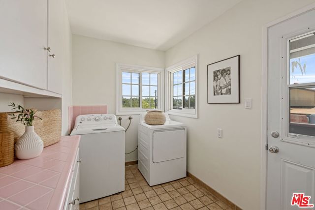 3228 Sagamore Way, Los Angeles CA: https://media.crmls.org/mediaz/cd4053fd-6826-45ab-8767-e268977f3213.jpg
