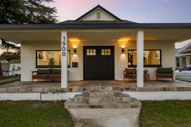 1900 W 41St St, Los Angeles CA: https://media.crmls.org/mediaz/cd40e740-cad8-43f0-824a-155b75db1e17.jpg