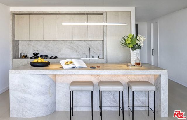 9200 Wilshire Blvd, Beverly Hills CA: https://media.crmls.org/mediaz/cd413957-31b5-4be5-8f8a-d7649eb17a7e.jpg