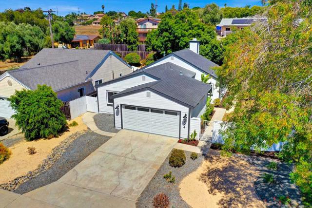 324 Shady Glen Drive, Fallbrook CA: https://media.crmls.org/mediaz/cd41c600-01eb-47a6-864f-40aa3b54cf7b.jpg