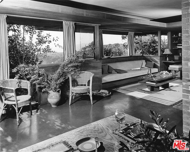 4260 Sea View Lane, Los Angeles CA: https://media.crmls.org/mediaz/cd42102c-898a-4fbe-856a-1ad72051ef58.jpg