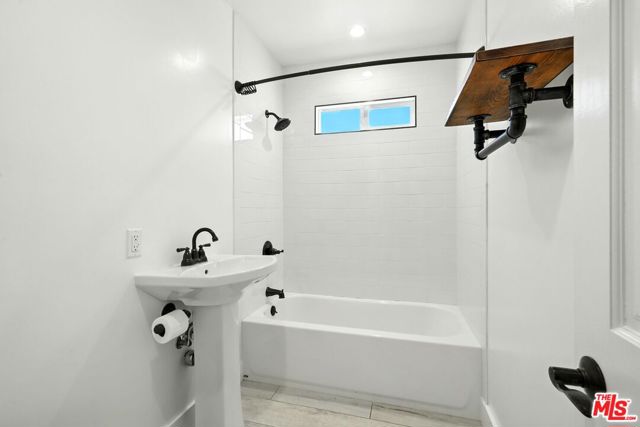 20616 Quedo Drive, Woodland Hills CA: https://media.crmls.org/mediaz/cd422c3c-6e90-4b98-94de-dc23473bbfd6.jpg