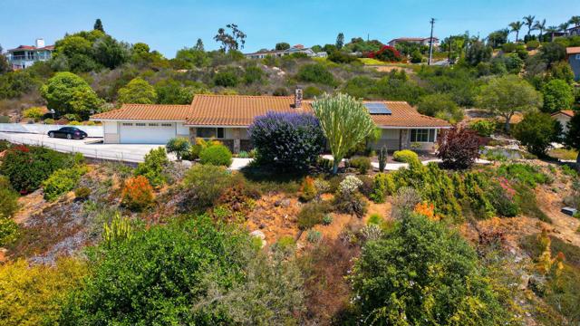 Detail Gallery Image 6 of 52 For 2382 Mirador, Vista,  CA 92084 - 3 Beds | 2/1 Baths