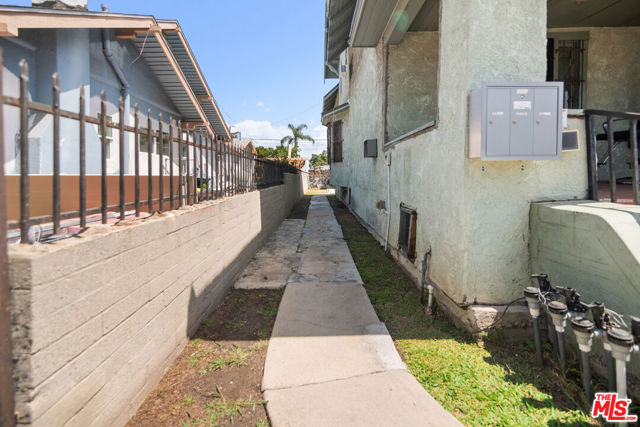 159 E 47th Street, Los Angeles CA: https://media.crmls.org/mediaz/cd42f4ea-1d09-4647-addb-425235e57ed9.jpg