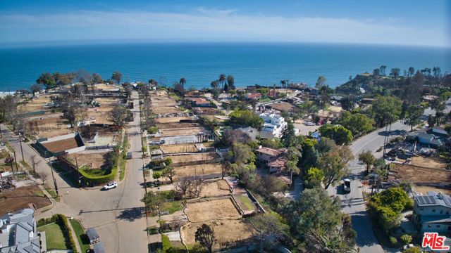 393 N Las Casas Avenue, Pacific Palisades CA: https://media.crmls.org/mediaz/cd432632-15f6-451d-a30d-2f42772c7f8d.jpg