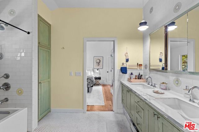 2373 Tuna Canyon Road, Topanga CA: https://media.crmls.org/mediaz/cd43571e-b959-4074-b841-91cc10a43553.jpg