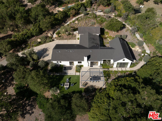 3155 Eucalyptus Hill Road, Santa Barbara CA: https://media.crmls.org/mediaz/cd4536ac-4e16-4031-86cc-f0e43a6800c7.jpg