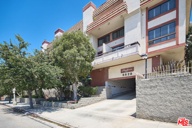 8828 Pershing Drive, Playa del Rey CA: https://media.crmls.org/mediaz/cd4584fa-db5c-45b2-94b6-995b68773452.jpg