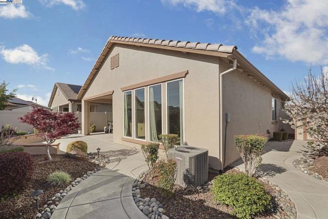 2961 Clear Point Way, Manteca CA: https://media.crmls.org/mediaz/cd45a927-3741-4d35-987e-80e77c054ecd.jpg