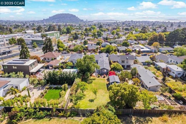 708 Pomona Ave, El Cerrito CA: https://media.crmls.org/mediaz/cd4624b0-cabc-4292-825f-6f6e6b2df4ba.jpg